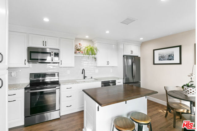 6789 Seawatch Lane, Malibu CA: https://media.crmls.org/mediaz/95d55f1c-2796-43f3-b247-8c2aa6215c24.jpg