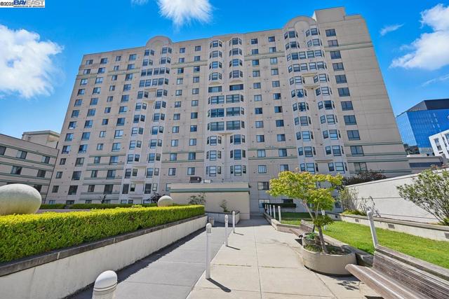 988 Franklin St, Oakland CA: https://media.crmls.org/mediaz/95d5de9a-4d8b-4c12-b540-3ea4b28a548a.jpg
