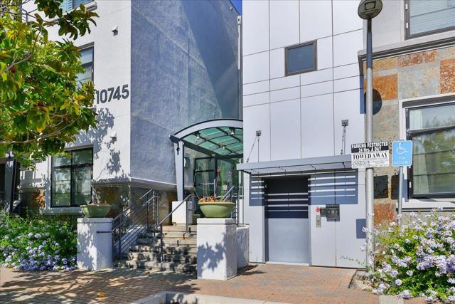 10745 N De Anza Boulevard, Cupertino CA: https://media.crmls.org/mediaz/95d6798e-da9d-4033-8e9c-7f9692399b29.jpg