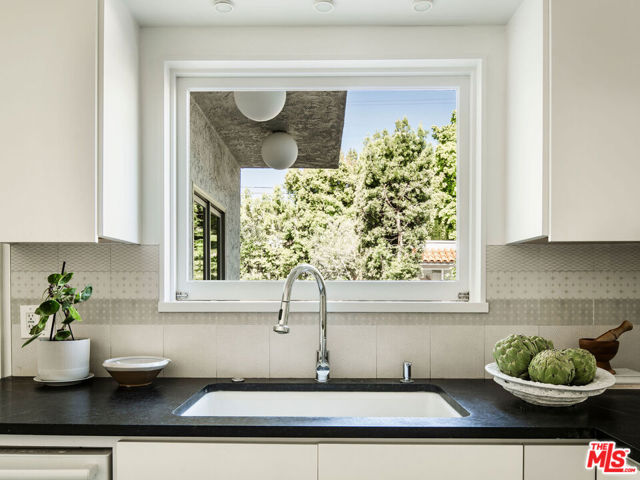 131 S Arden Boulevard, Los Angeles CA: https://media.crmls.org/mediaz/95d6ad95-fdef-4d19-afc2-fa7a0c3c3df1.jpg