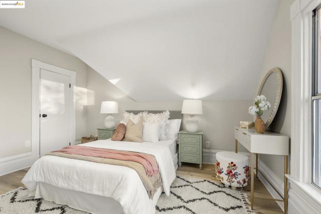 2050 E 30Th St, Oakland CA: https://media.crmls.org/mediaz/95d6d9c5-9e66-4691-842f-bf84fd7463b9.jpg