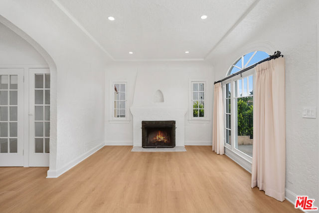 827 23rd Street, Santa Monica CA: https://media.crmls.org/mediaz/95d6f411-093a-4908-b8a5-8c2a6cb45806.jpg