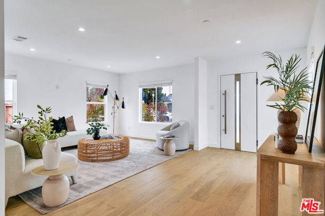 7832 Croydon Avenue, Los Angeles CA: https://media.crmls.org/mediaz/95d75d9c-00ba-42a6-81ef-abfdbecfbc1b.jpg