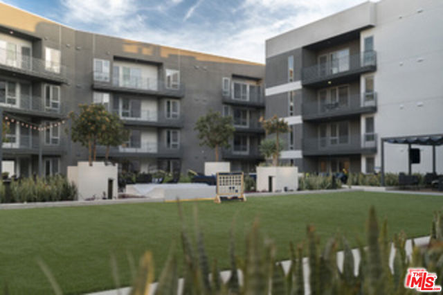 3425 W OLIVE Avenue, Burbank CA: https://media.crmls.org/mediaz/95d76f13-870d-4037-be10-e72b66c93bec.jpg