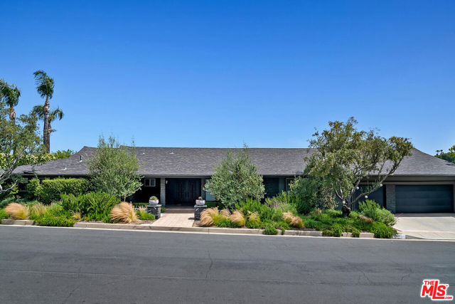 17237 Quesan Place, Encino CA: https://media.crmls.org/mediaz/95d7962b-1d1e-4ca0-aed2-6d5e74b55ca8.jpg