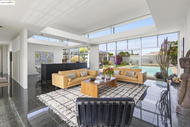 7145 View Ave, El Cerrito CA: https://media.crmls.org/mediaz/95d7fa10-a817-493d-a83e-bfcf2eb71bcb.jpg
