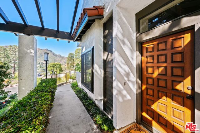 1622 Michael Lane, Pacific Palisades CA: https://media.crmls.org/mediaz/95d8572c-a841-478d-8545-5ca18aaddf91.jpg