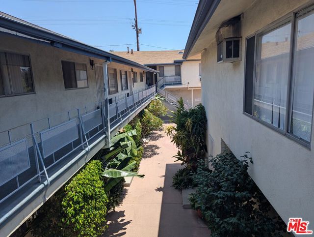 1365 Orange Grove Avenue, Glendale CA: https://media.crmls.org/mediaz/95d8858b-7881-4cd7-a5c8-699d759e6f71.jpg