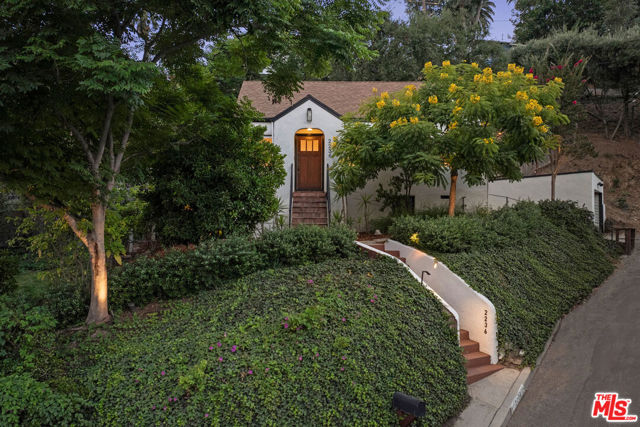 2236 Earl Court, Los Angeles CA: https://media.crmls.org/mediaz/95d91b24-c8e6-4477-bbae-bac4db554435.jpg