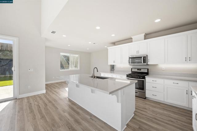 5541 Promontory Way, Antioch CA: https://media.crmls.org/mediaz/95d97513-c6c7-4657-a12e-34b7aa4cf128.jpg
