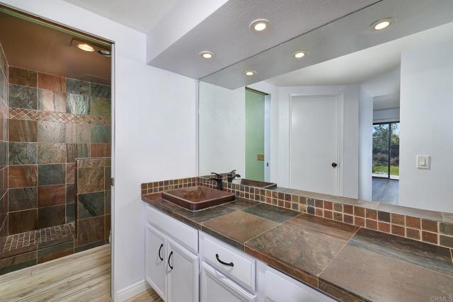 3116 Vista Bonita, Carlsbad CA: https://media.crmls.org/mediaz/95d99a4d-00e1-4325-a296-713877dc518a.jpg