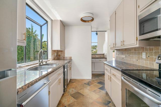 2544 Navarra Rd, Carlsbad CA: https://media.crmls.org/mediaz/95db5fac-1742-40c7-b9a9-9f1921518471.jpg