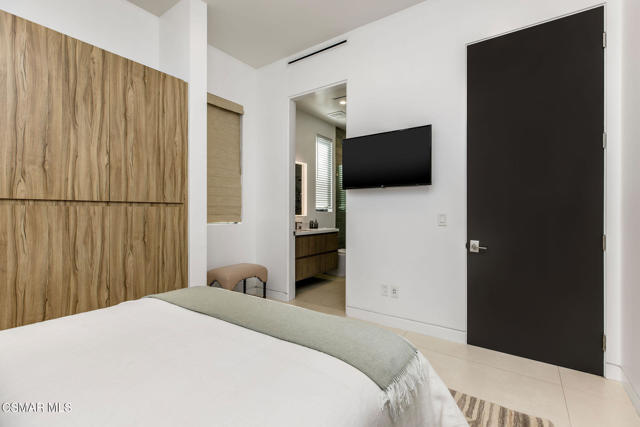 829 Flower Avenue, Venice CA: https://media.crmls.org/mediaz/95db943f-5a7d-42ba-80da-7998034c461a.jpg