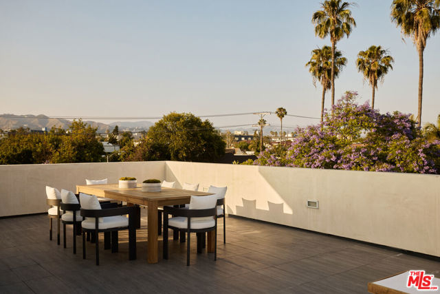 105 S Laurel Avenue, Los Angeles CA: https://media.crmls.org/mediaz/95db9ffb-cd0d-43a7-a589-8f90c9fc184d.jpg