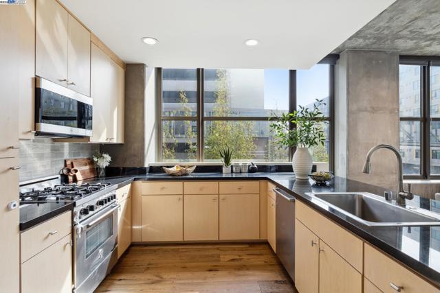 311 2nd St, Oakland CA: https://media.crmls.org/mediaz/95dbcec5-b7d1-4151-b4cd-987ff1f0a54a.jpg