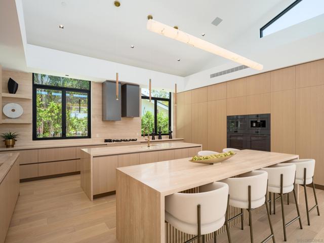 6283 La Jolla Scenic Drive S, San Diego CA: https://media.crmls.org/mediaz/95dd18f3-2da1-4e3f-a4a6-137fdc65256d.jpg