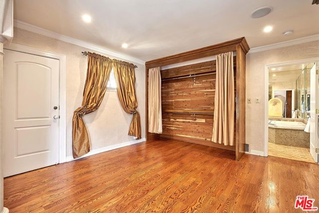 424 N Arden Boulevard, Los Angeles CA: https://media.crmls.org/mediaz/95dd9ca0-d793-47e7-bb3d-f0bf27edf21e.jpg