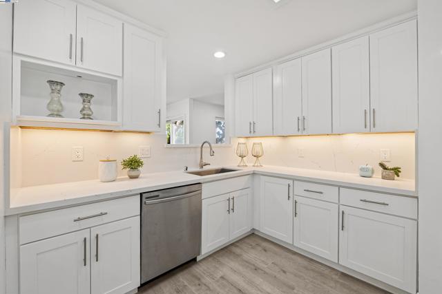 924 Magnolia Dr, Alameda CA: https://media.crmls.org/mediaz/95ddfaf3-63eb-4b5d-9ce2-7e31eb7c7498.jpg