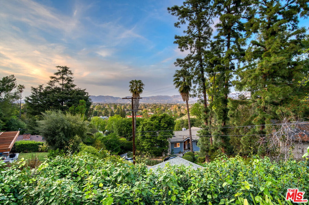 https://media.crmls.org/mediaz/95df37ea-d0bd-461c-be54-344daeb571ed.jpg?preset=X-Large