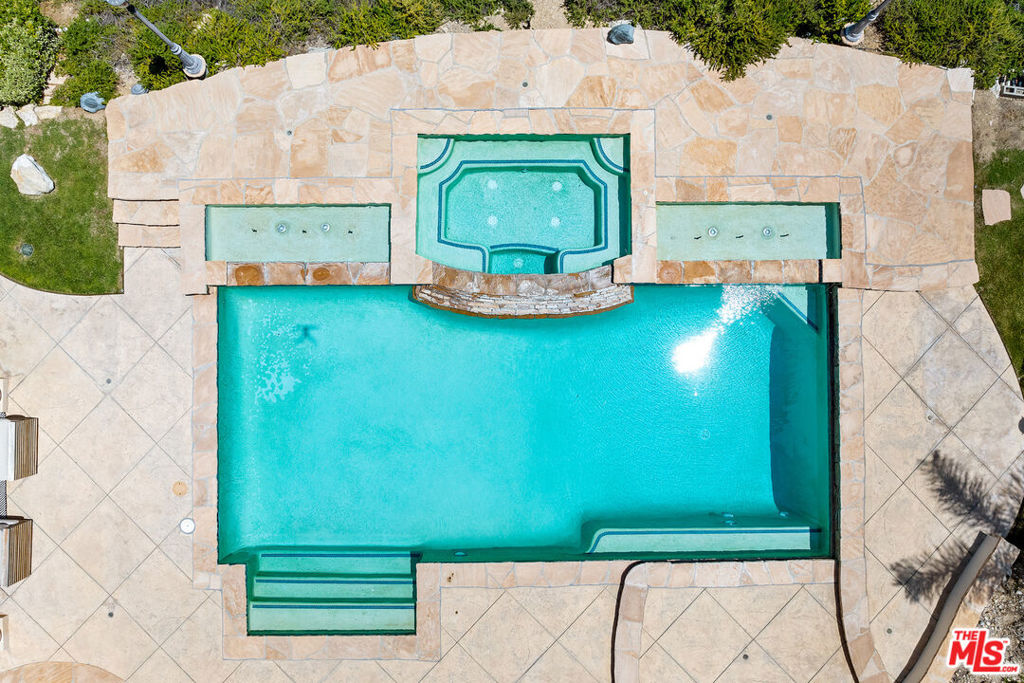 https://media.crmls.org/mediaz/95df4f54-86b4-419c-ae6e-6dd901f4c8e9.jpg?preset=X-Large