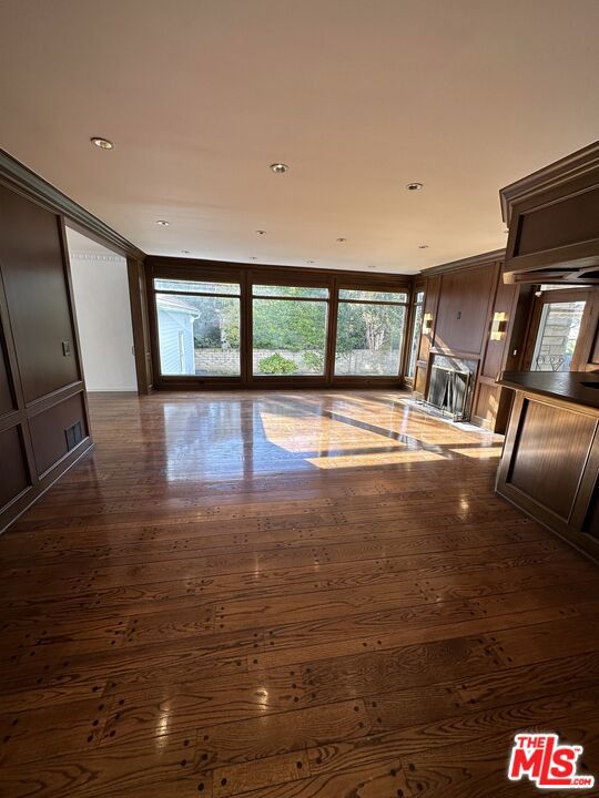 619 N Canon Drive, Beverly Hills CA: https://media.crmls.org/mediaz/95df6ace-fd15-4dcf-90f8-a91d2b94bbe1.jpg
