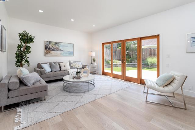 4406 Sugarland Ct, Concord CA: https://media.crmls.org/mediaz/95dfdef7-2ae4-4387-b604-0d6fb90093b1.jpg