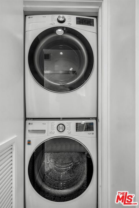 https://media.crmls.org/mediaz/95dff56a-a67d-47fb-9330-f0456cf27015.jpg?preset=X-Large