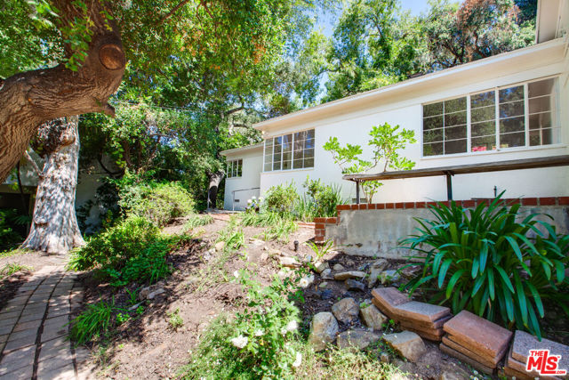 10321 Chrysanthemum Lane, Los Angeles CA: https://media.crmls.org/mediaz/95e0142a-ded7-4e8a-ba27-d11059559115.jpg