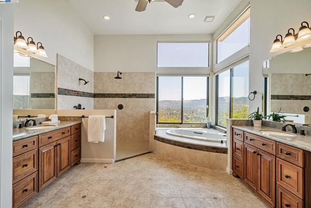 530 Oakshire Pl, Alamo CA: https://media.crmls.org/mediaz/95e10a68-41e8-4bba-b4e4-30da39e7b151.jpg