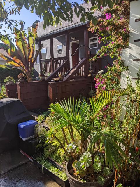 2622 Kingsland Ave, Oakland CA: https://media.crmls.org/mediaz/95e24f6f-a6c8-45fe-b7dd-1ca60ebcb3c9.jpg