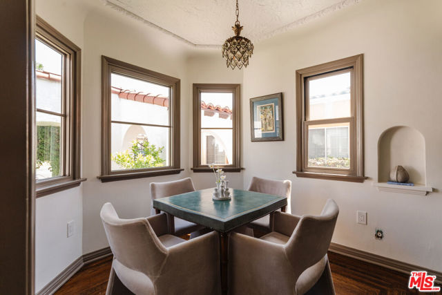 3975 Sutro Avenue, Los Angeles CA: https://media.crmls.org/mediaz/95e2c4b3-3f94-49fe-8aba-3cc9c4a2e493.jpg