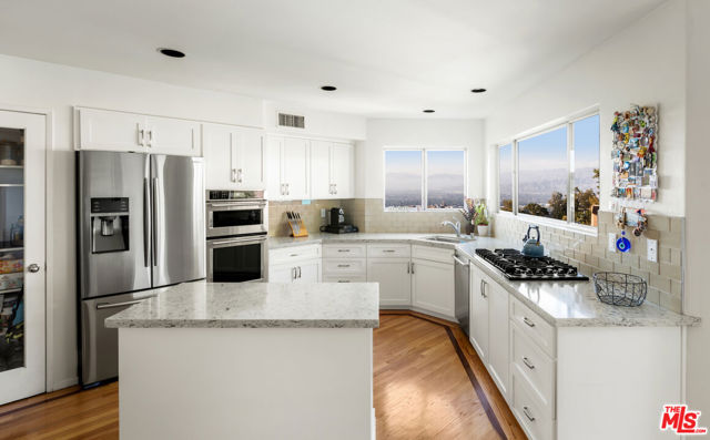 7265 Caverna Drive, Los Angeles CA: https://media.crmls.org/mediaz/95e439d8-47d4-4377-a043-9a27faf55a18.jpg