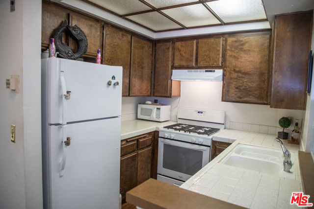 6323 Reseda Boulevard, 44 photo 8