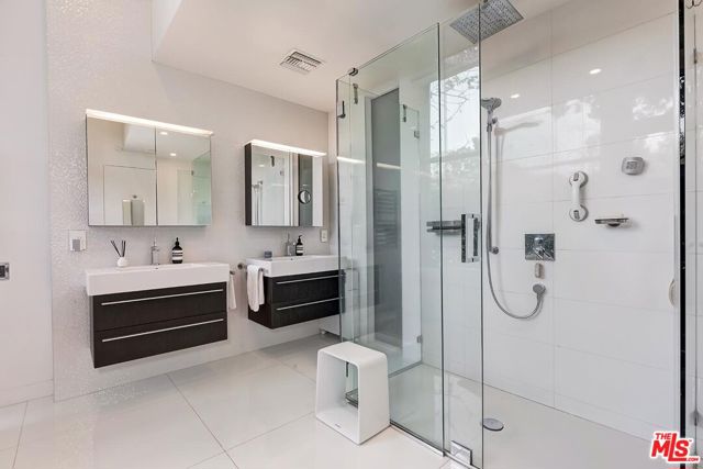 9792 Oak Pass Road, Beverly Hills CA: https://media.crmls.org/mediaz/95e582e7-3b9c-4ffa-b052-727d0276f5ce.jpg