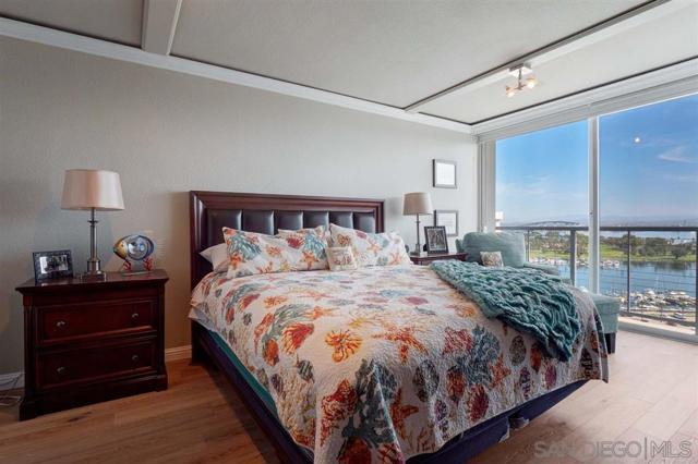 1720 Avenida Del Mundo, Coronado CA: https://media.crmls.org/mediaz/95e63f88-87fe-400d-bbac-286c213fe104.jpg