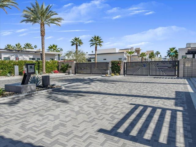 151 Holliday Way, Palm Springs CA: https://media.crmls.org/mediaz/95e66410-f9ca-43f8-82eb-9c2b29982735.jpg