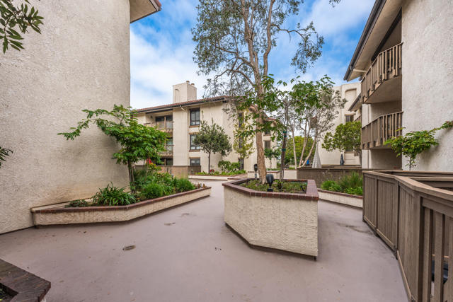 8515 Falmouth Avenue, Playa del Rey CA: https://media.crmls.org/mediaz/95e66866-76ba-4435-95e8-17cf359792ce.jpg