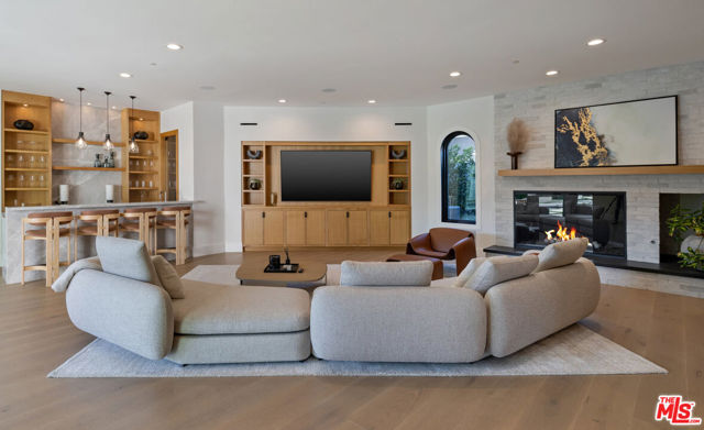 7052 Dume Drive, Malibu CA: https://media.crmls.org/mediaz/95e73dc7-a619-401f-bcde-4bdc118297da.jpg