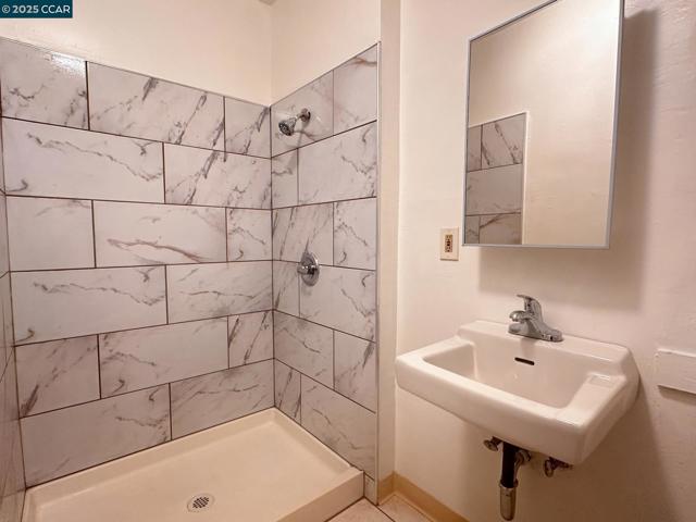 3316 Macarthur Blvd, Oakland CA: https://media.crmls.org/mediaz/95e78c62-e976-4245-8851-31e501e980c9.jpg