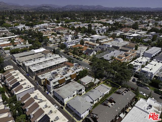 938 15th Street, Santa Monica CA: https://media.crmls.org/mediaz/95e8a421-ea0f-47bb-8f3e-1c4c80b8f3be.jpg