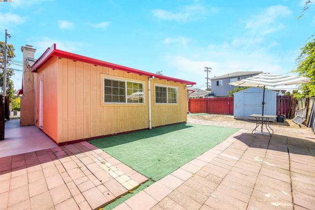 26361 Huntwood Aave, Hayward CA: https://media.crmls.org/mediaz/95e8e6cf-9273-4c04-bd37-5da9acd01020.jpg