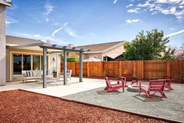 115 Lemon Blossom Ln, Patterson CA: https://media.crmls.org/mediaz/95e92979-f45f-4d95-98e9-92282733013c.jpg