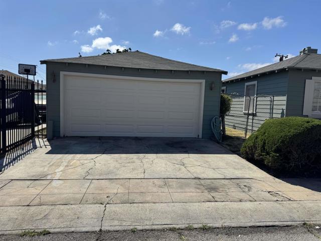 10407 Pontiac Street, Oakland CA: https://media.crmls.org/mediaz/95ea7bbb-f862-4628-b32f-752d17a48a1d.jpg