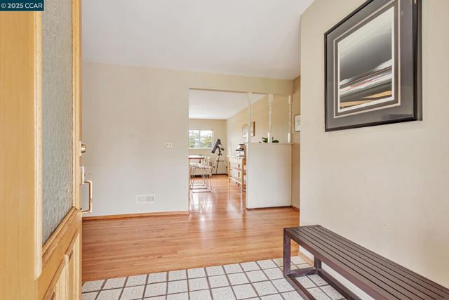 92 Gaywood Pl, Moraga CA: https://media.crmls.org/mediaz/95eb24a7-58ff-4719-b4bc-10fa4445851d.jpg