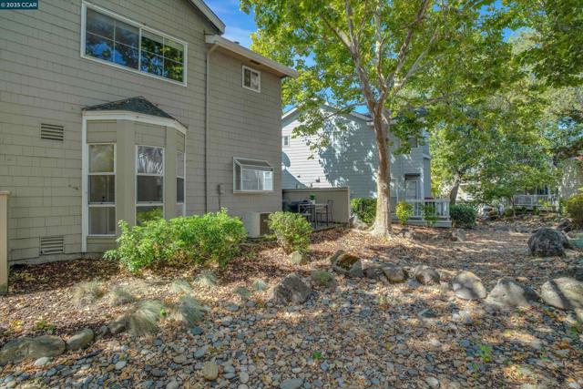 235 Pebblecreek Ct, Martinez CA: https://media.crmls.org/mediaz/95eb8f93-07c9-4d15-ba7e-468e39be0421.jpg