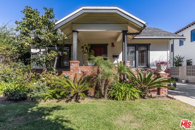 2324 Louella Avenue, Venice CA: https://media.crmls.org/mediaz/95ebef7e-e6e7-45d9-bd6d-2a1c48083113.jpg