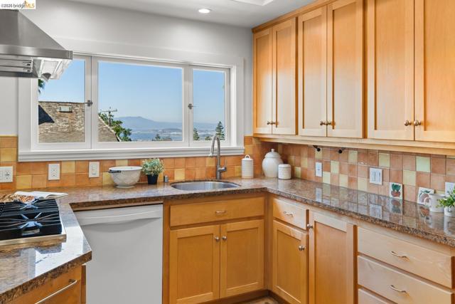 758 Spruce St, Berkeley CA: https://media.crmls.org/mediaz/95ed9660-57f4-42e5-a108-2966e504a14e.jpg