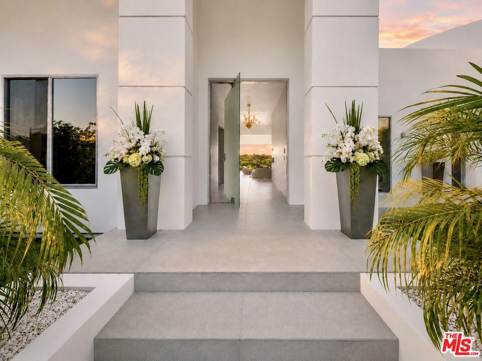 https://media.crmls.org/mediaz/95f007b1-d108-4a12-b238-41551d17c798.jpg?preset=X-Large