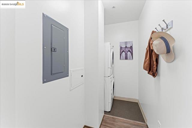 1201 Pine St, Oakland CA: https://media.crmls.org/mediaz/95f1e817-9aca-422e-996d-dd0d24fca065.jpg