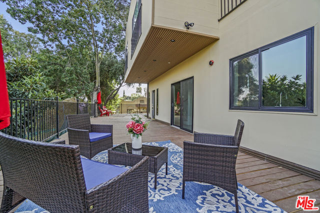 2315 Loma Vista Place, Los Angeles CA: https://media.crmls.org/mediaz/95f2f239-eede-4ac2-a098-356f67d0f25e.jpg